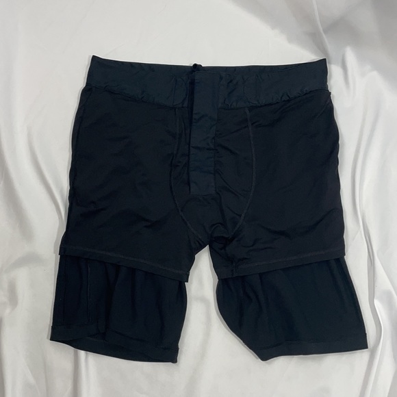 Lululemon Bermuda Shorts black - see measurements below - Picture 4 of 6